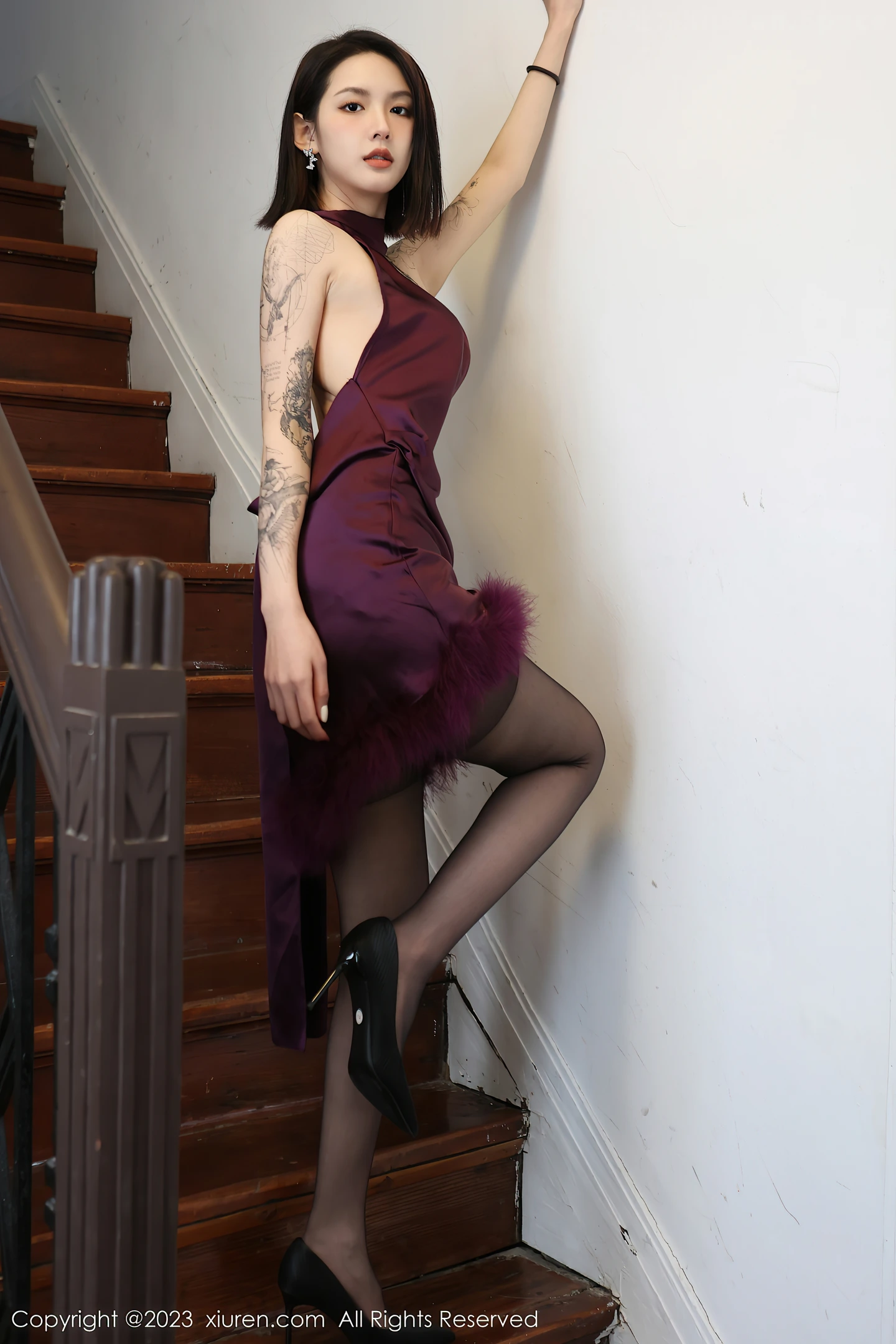 图片[4]-[XiuRen秀人网]2023.02.15 VOL.6270 利世 紧身OL制服与灰色内衣加肉丝美腿性感私房写真集-秀人网官方网站